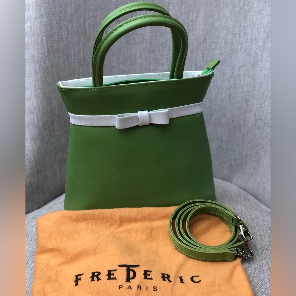 Green & white. Interior zipper pocket, additional zipper pocket on back of bag.